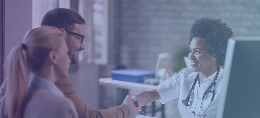 Pacientes felizes contratando e agendando a cirurgia de pele